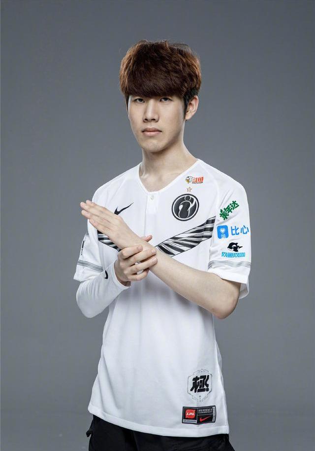 表演开始了！ LPL 春节联欢晚会阵容： knight 和 haichao 中路对决！ TheShy 首次对阵 Xiaoxu