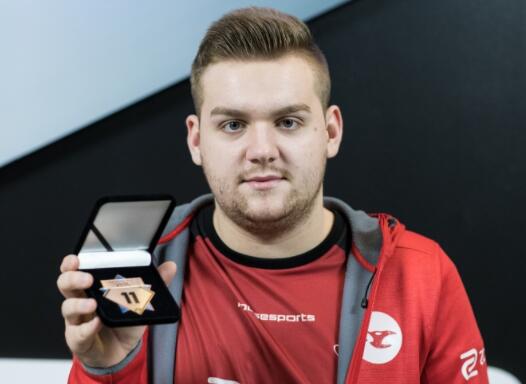 WBGvsNIP首发公布：Rookie中路对阵Xiaohu，Leyan直面Tarzan