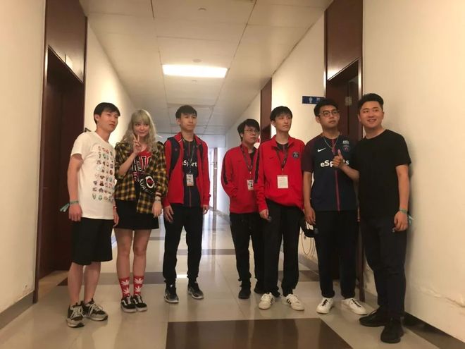 LCK选手的多巴胺穿搭：T1全员自信非常